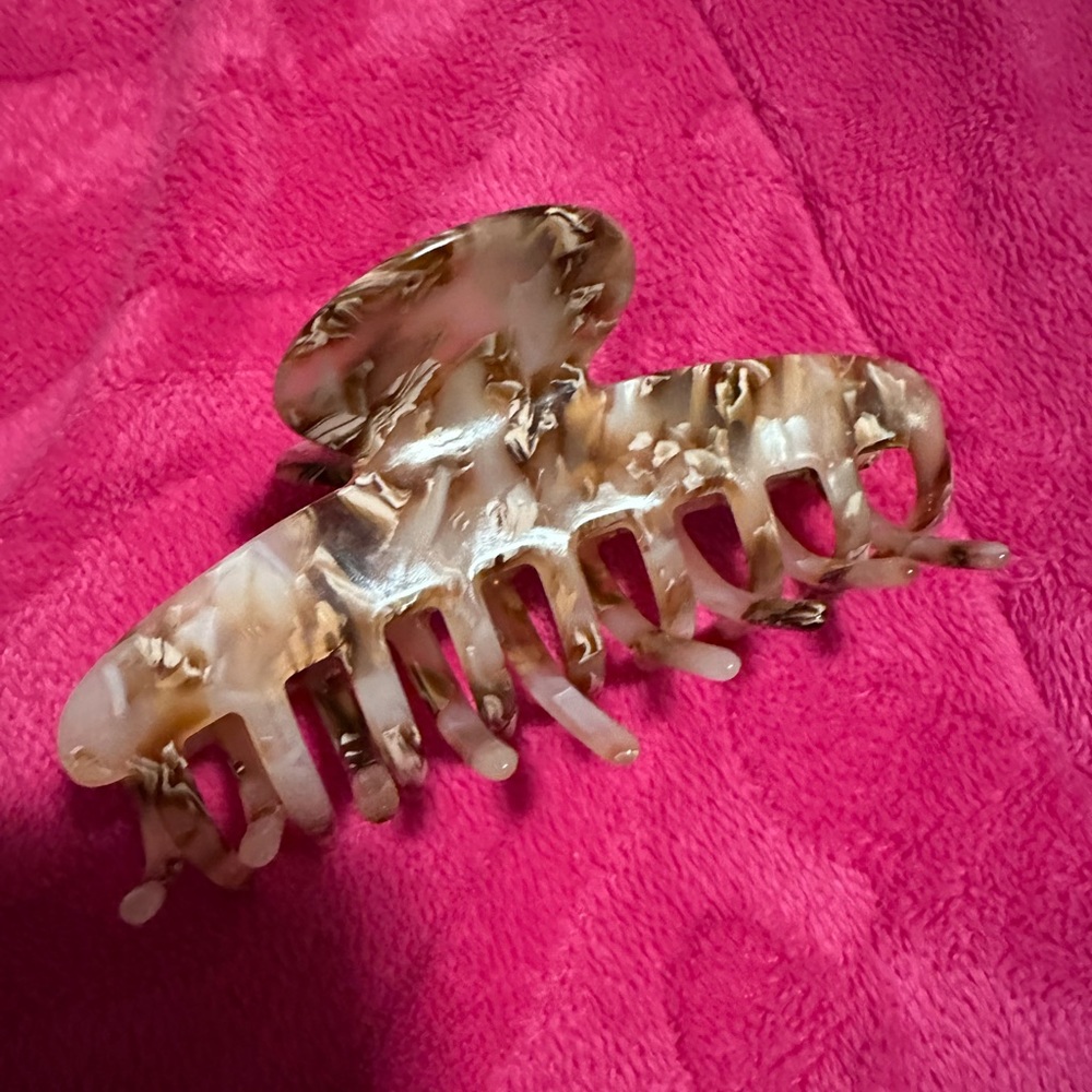 Super Cute Urban Outfitters Hair Clip